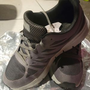 Men's size 10 GreyArch Fit sneakers by Skechers